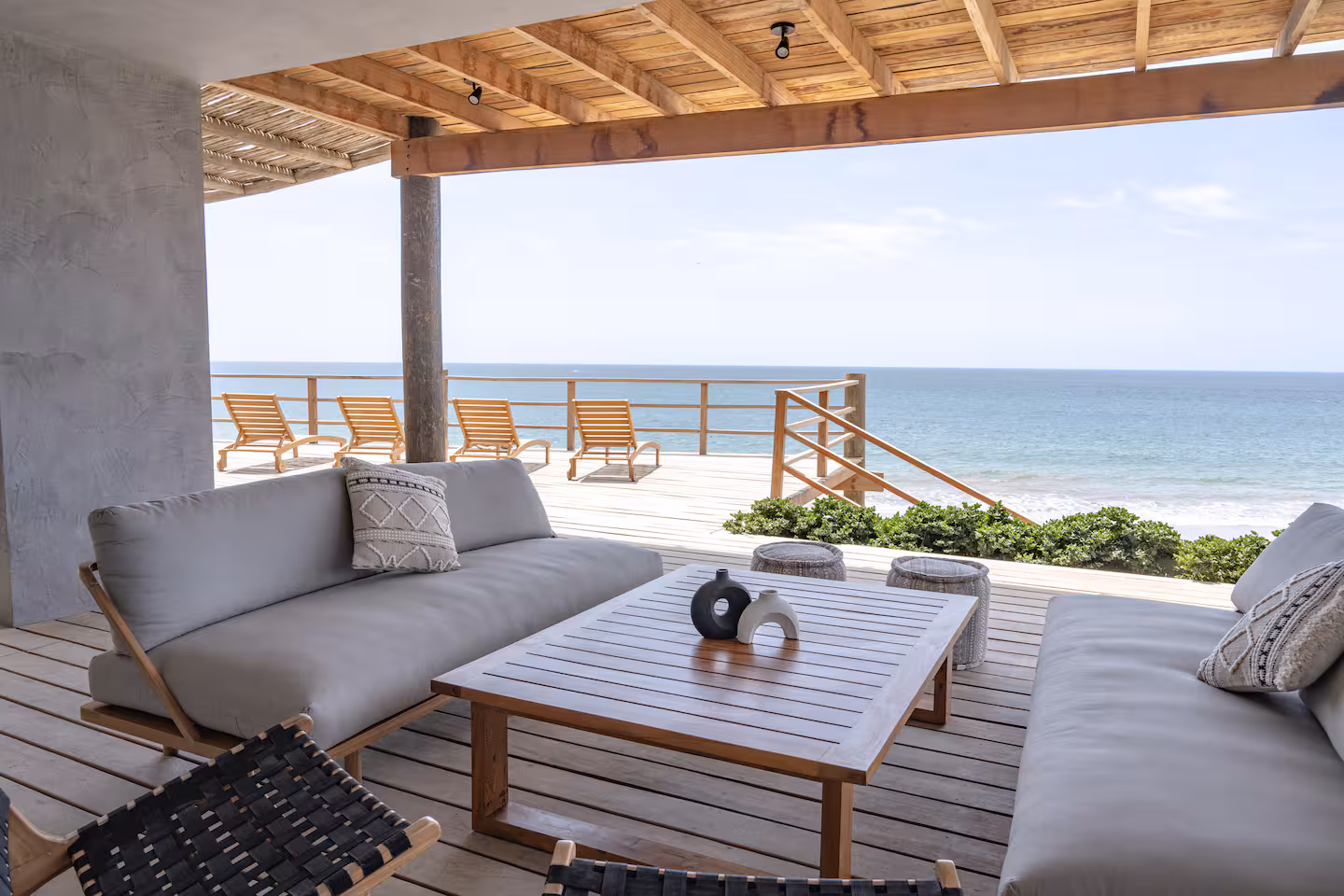 Vista desde el balcón de Casa Yaku con panorámica al océano Pacífico
