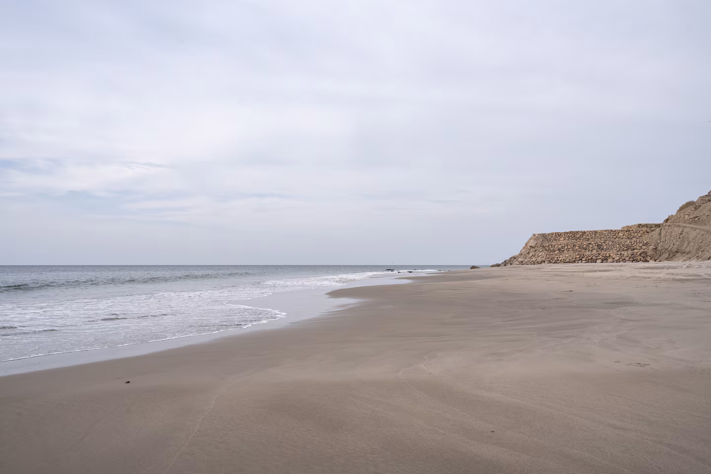 Playa de El Ñuro junto a Casa Yaku